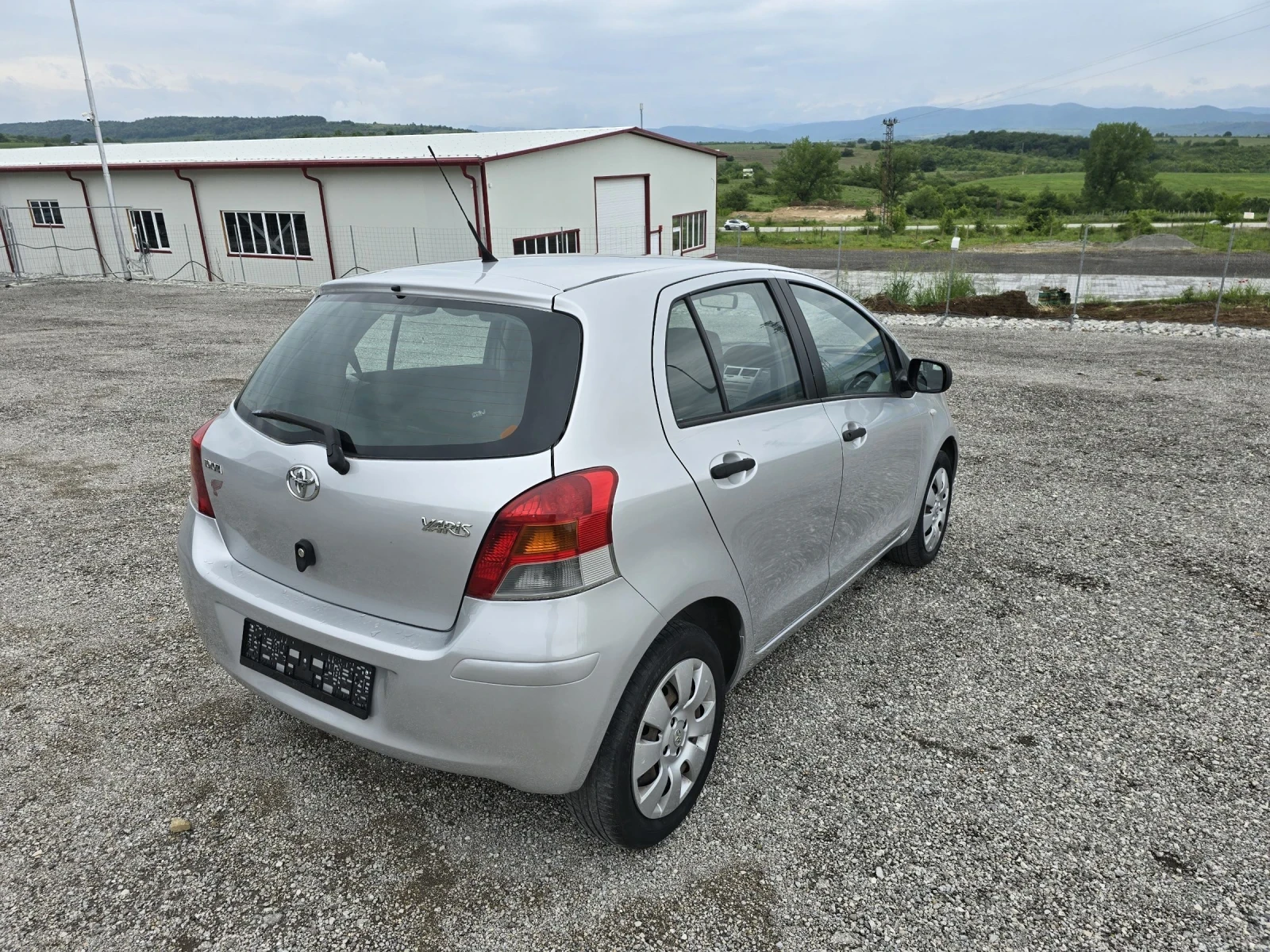 Toyota Yaris 1.0 VVTI 69 к.с. - изображение 5