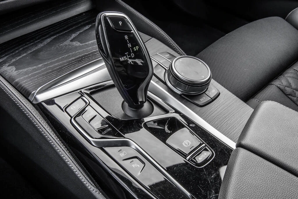 BMW 530E I * M-Package* * HeadUp* AвтоКредит* (ЦЕНА ДО БГ), снимка 15 - Автомобили и джипове - 53894318