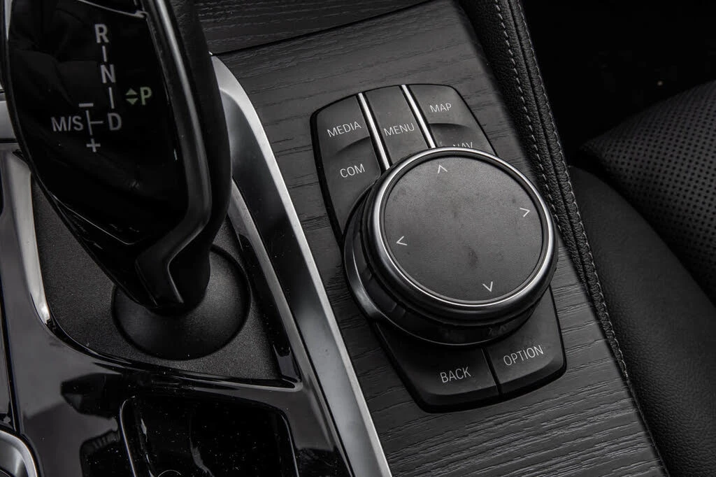 BMW 530E I * M-Package* * HeadUp* AвтоКредит* (ЦЕНА ДО БГ), снимка 16 - Автомобили и джипове - 53894318