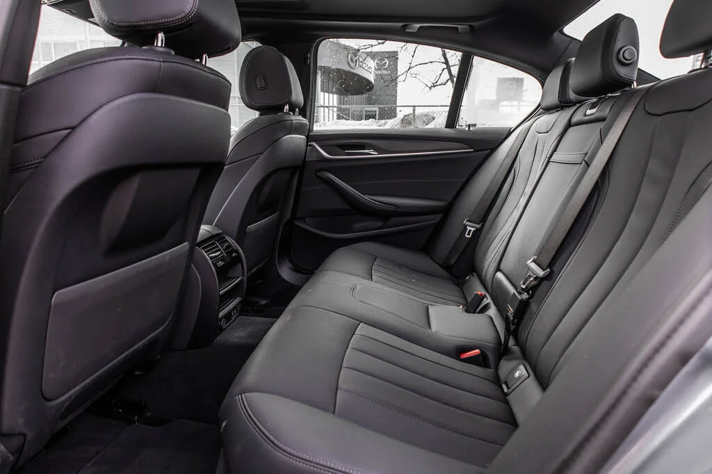 BMW 530E I * M-Package* * HeadUp* AвтоКредит* (ЦЕНА ДО БГ), снимка 17 - Автомобили и джипове - 53894318