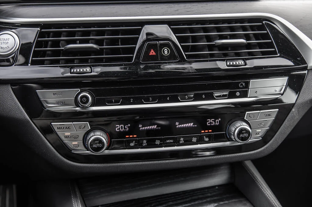 BMW 530E I * M-Package* * HeadUp* AвтоКредит* (ЦЕНА ДО БГ), снимка 14 - Автомобили и джипове - 53894318