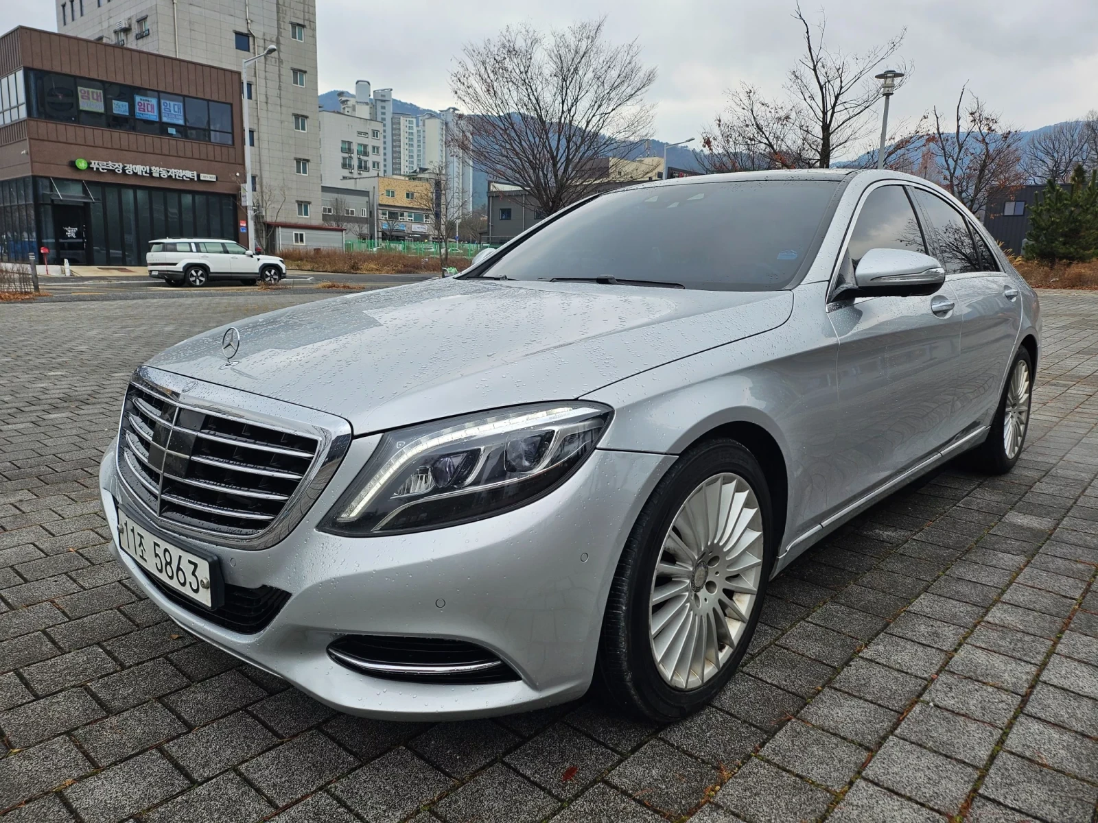Mercedes-Benz S 350 BLUETEC / DISTRONIC / OLUFSEN / 360 / ОБДУХ /МАСАЖ, снимка 2 - Автомобили и джипове - 54009495