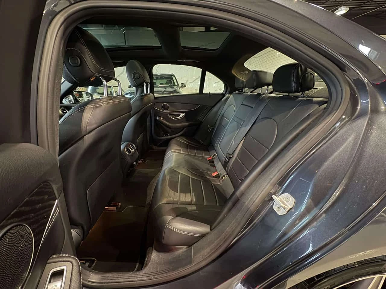 Mercedes-Benz C 300 * 4dr Sdn 4MATIC* 9 SERVICE RECS* ONTARIO CAR* AM , снимка 13 - Автомобили и джипове - 54918431