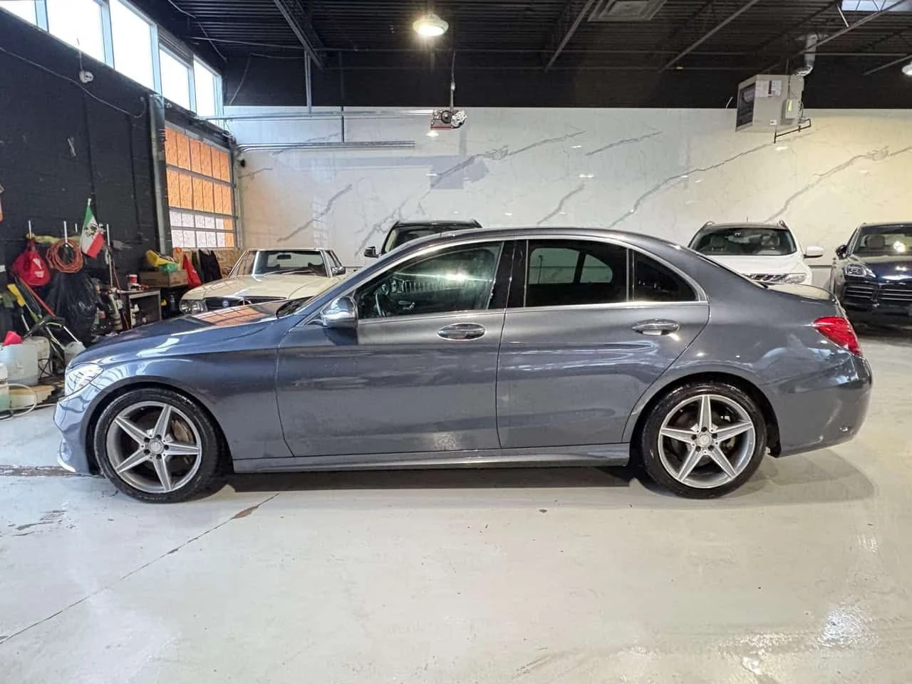 Mercedes-Benz C 300 * 4dr Sdn 4MATIC* 9 SERVICE RECS* ONTARIO CAR* AM , снимка 3 - Автомобили и джипове - 54918431