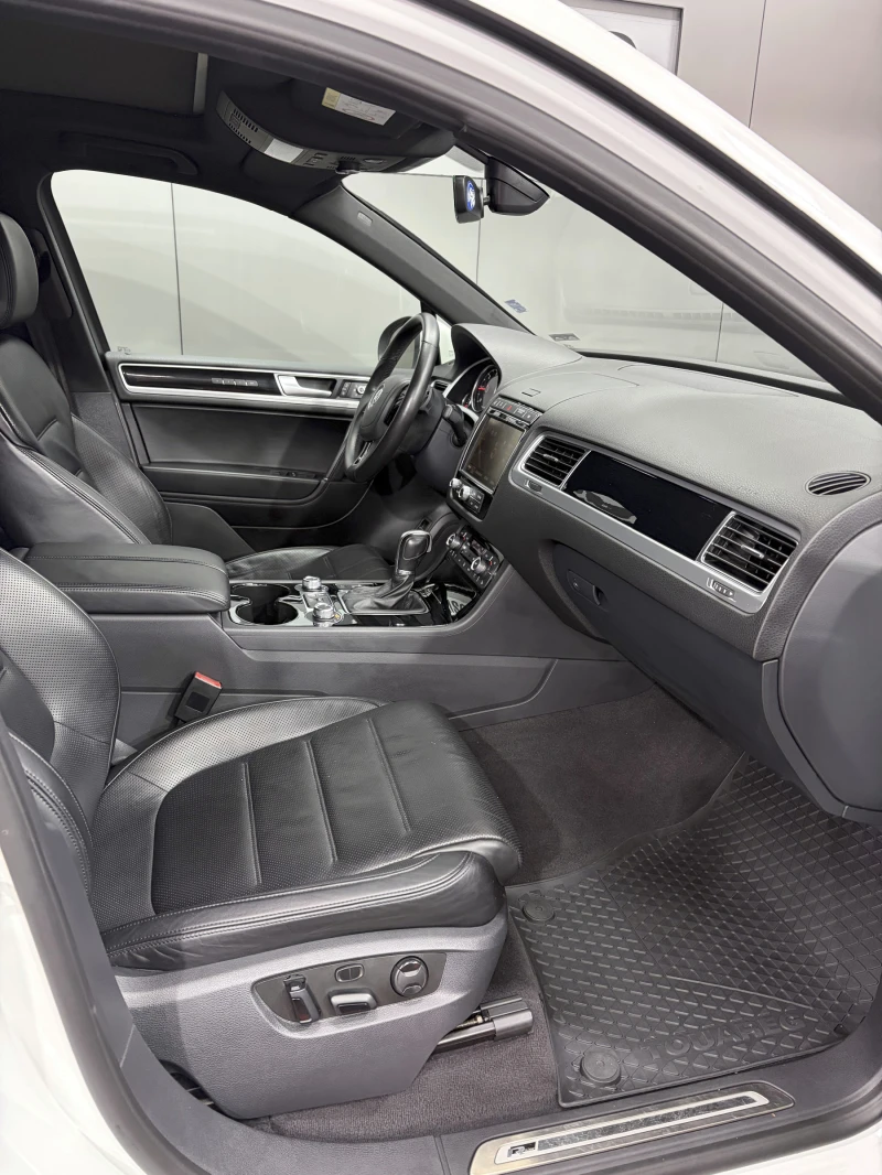 VW Touareg V6 TDI 4Motion R-Line* AIR* PANO* DYNAUDIO* 360, снимка 12 - Автомобили и джипове - 53244966