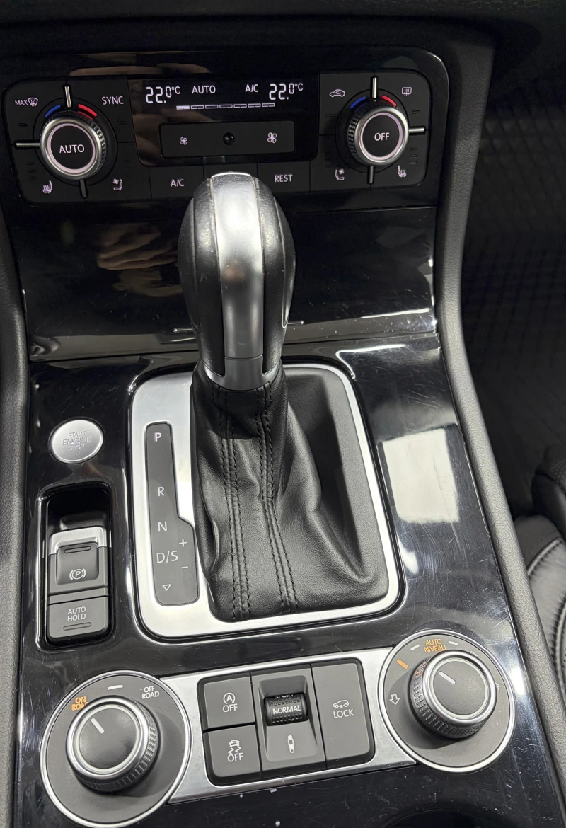 VW Touareg V6 TDI 4Motion R-Line* AIR* PANO* DYNAUDIO* 360, снимка 10 - Автомобили и джипове - 53244966