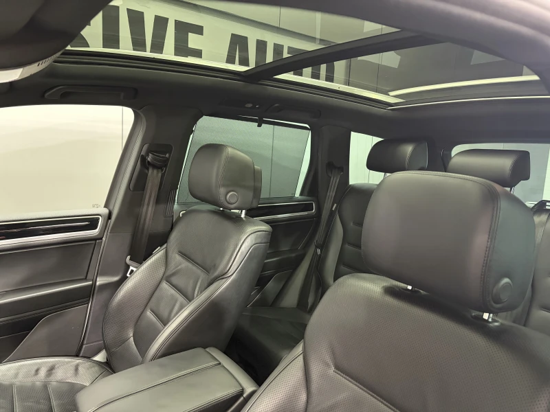 VW Touareg V6 TDI 4Motion R-Line* AIR* PANO* DYNAUDIO* 360, снимка 13 - Автомобили и джипове - 53244966
