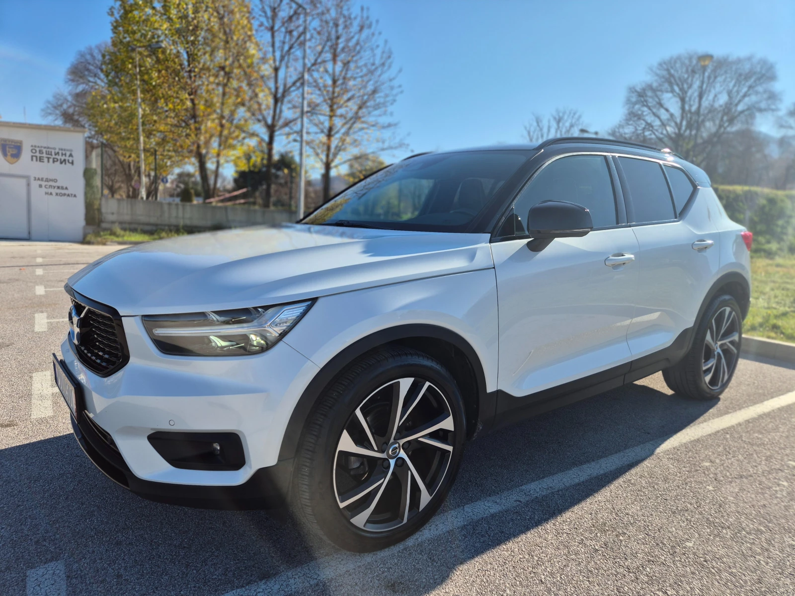 Volvo XC40 * R-Design* Пълна сервизна история* Обслужен* , снимка 2 - Автомобили и джипове - 54635070