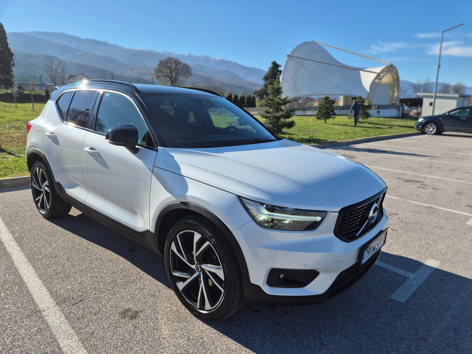 Volvo XC40 * R-Design* Пълна сервизна история* Обслужен* , снимка 3 - Автомобили и джипове - 54635070