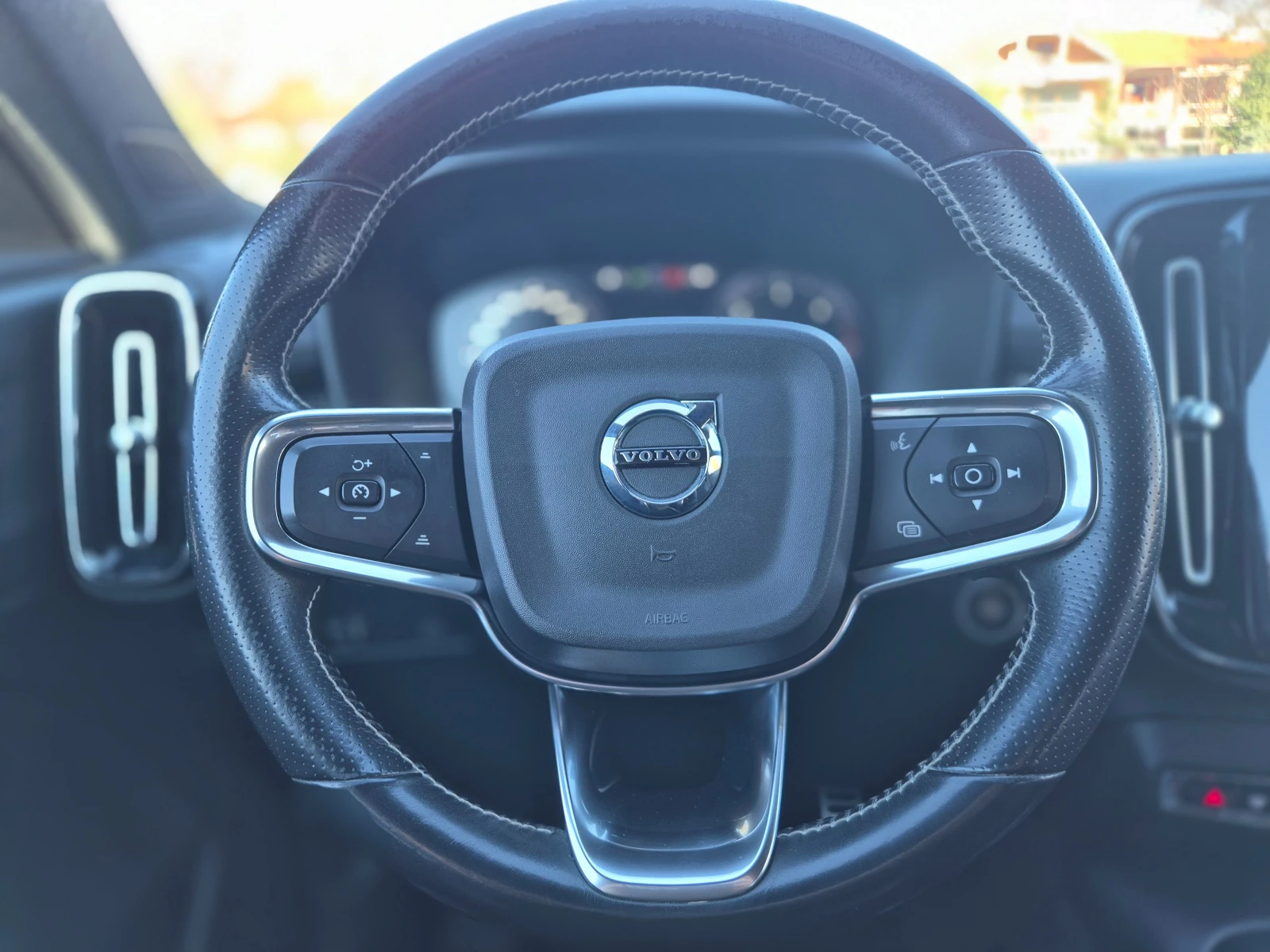 Volvo XC40 * R-Design* Пълна сервизна история* Обслужен* , снимка 10 - Автомобили и джипове - 54635070