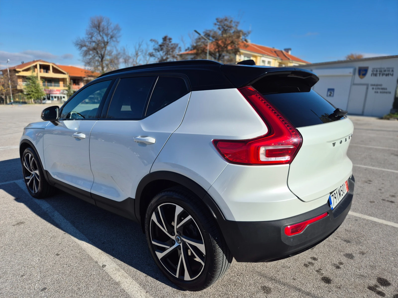 Volvo XC40 * R-Design* Пълна сервизна история* Обслужен* , снимка 4 - Автомобили и джипове - 54635070