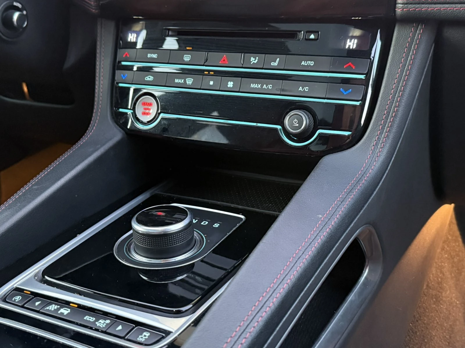 Jaguar F-PACE 3.0V6* S* РЕАЛНИ КМ!, снимка 12 - Автомобили и джипове - 55579604