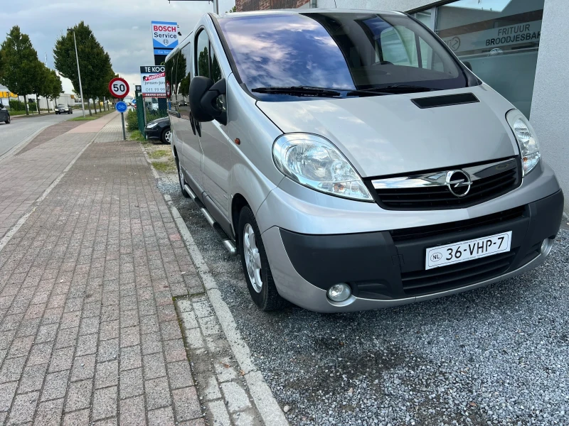 Opel Vivaro 2.5dci 145к.с автоматик, всички екстри!Рампа!Уника, снимка 3 - Бусове и автобуси - 47670295