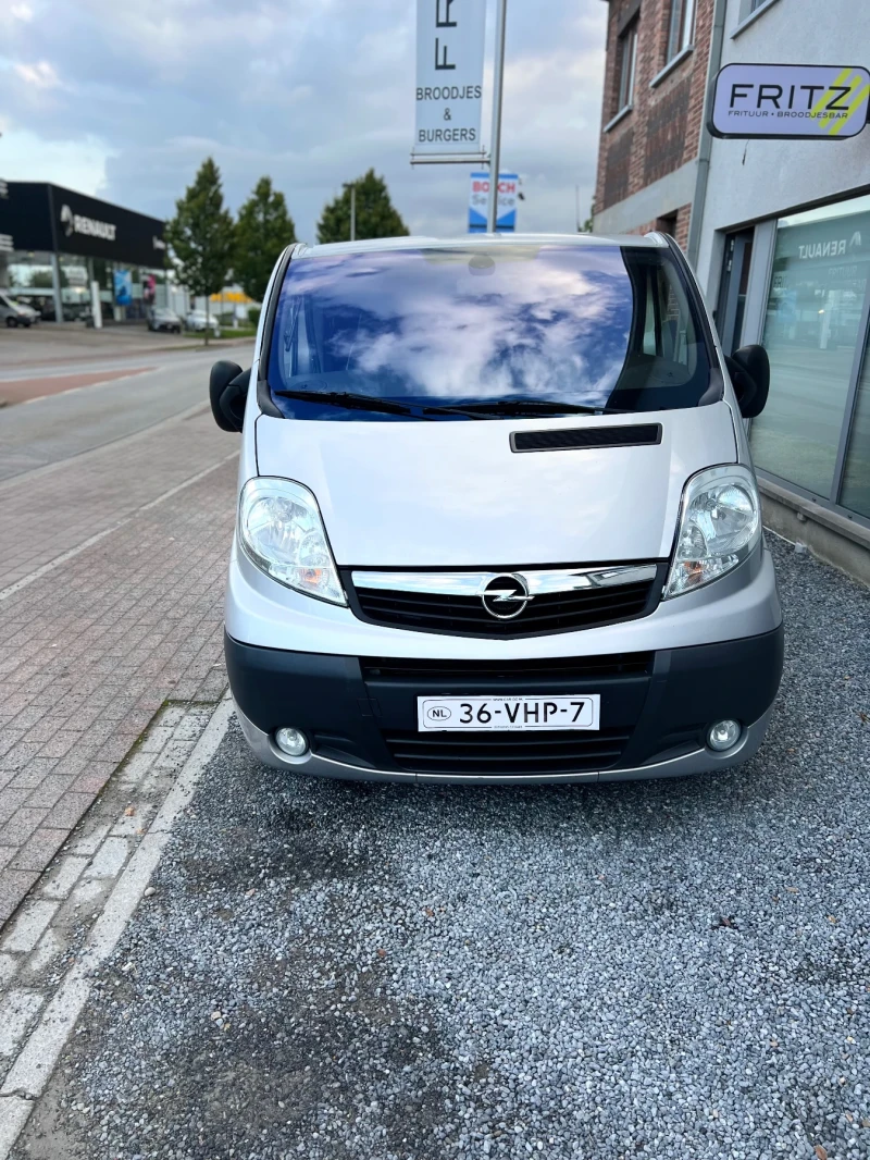 Opel Vivaro 2.5dci 145к.с автоматик, всички екстри!Рампа!Уника, снимка 5 - Бусове и автобуси - 47670295