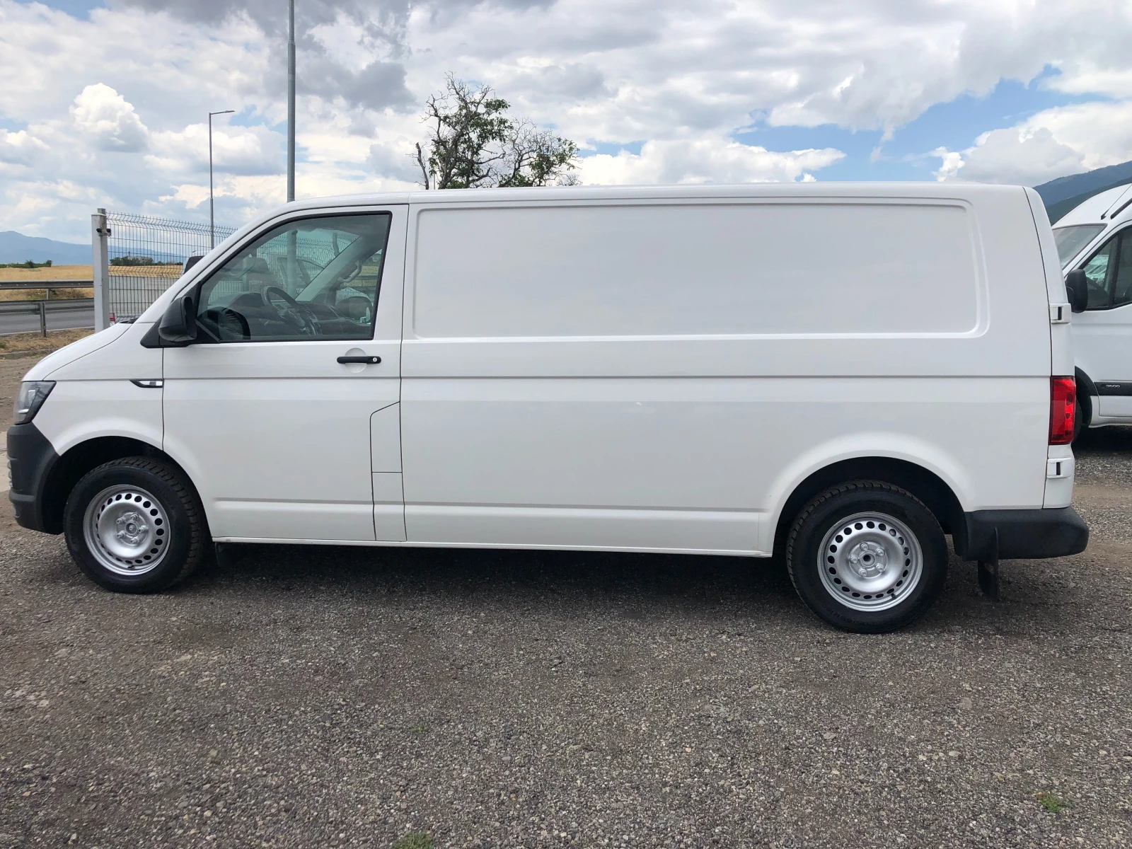 VW Transporter T6 2.0 - изображение 4