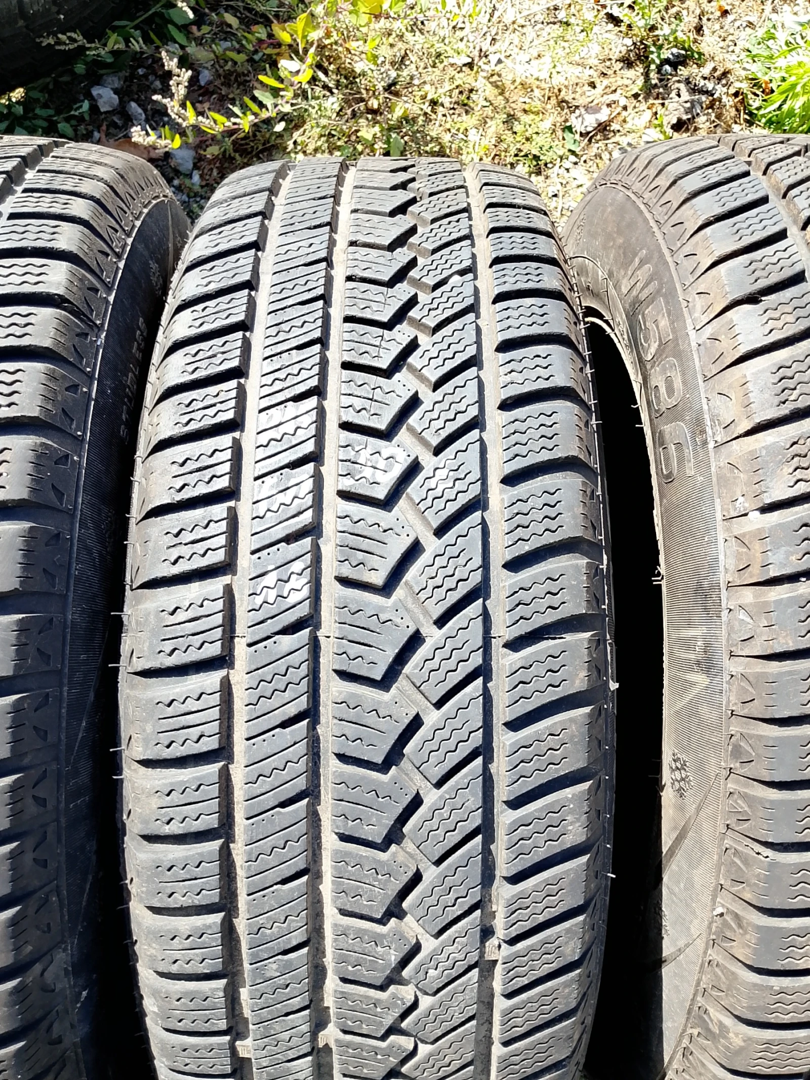 Гуми Зимни 215/60R16, снимка 7 - Гуми и джанти - 56343408