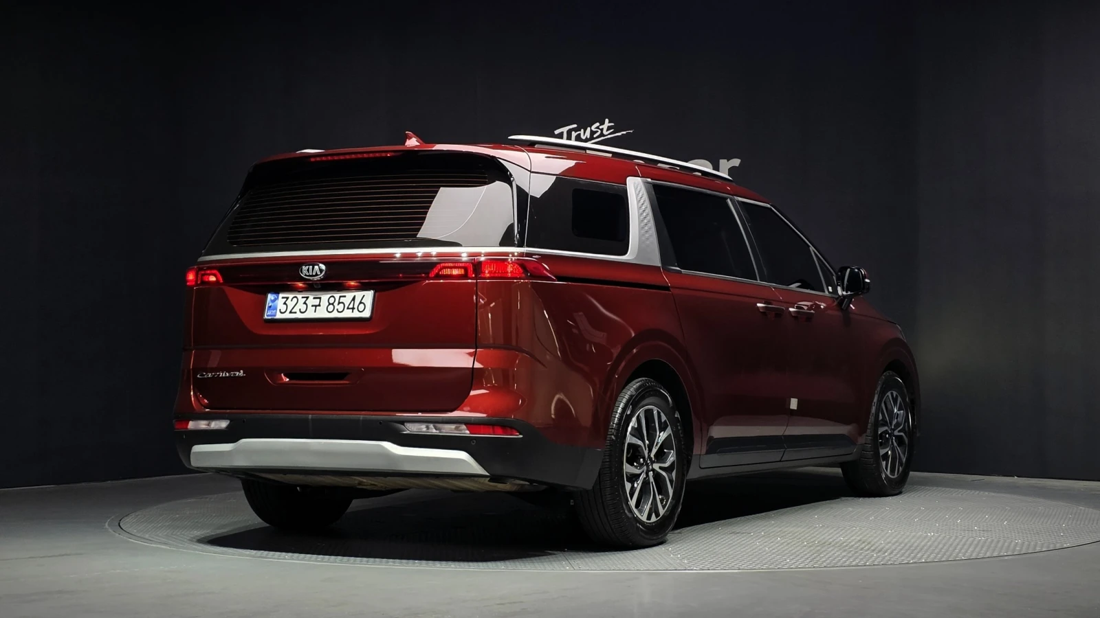 Kia Carnival PRESTIGE 2.2* ПОДГРЕВ ВОЛАН/СЕДАЛКИ* hellascars.bg, снимка 2 - Автомобили и джипове - 55597453