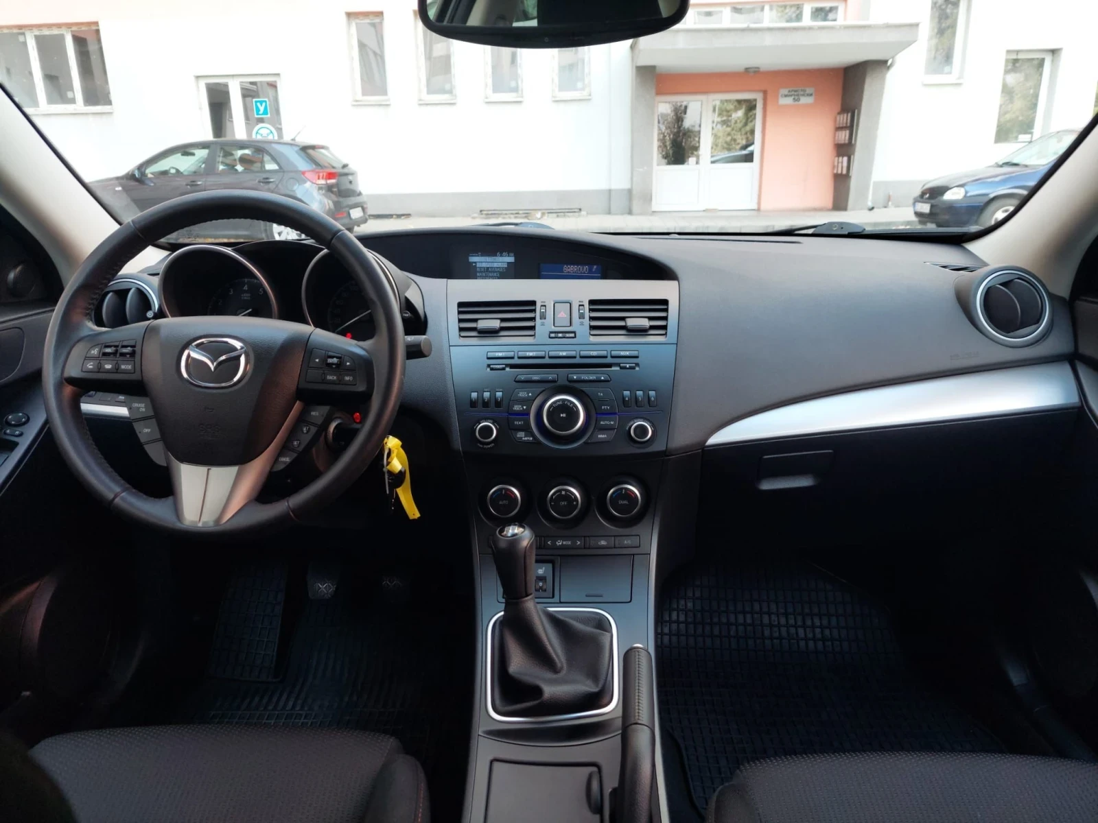Mazda 3 1.6i 35000km FACELIFT НОВА, снимка 9 - Автомобили и джипове - 56175635