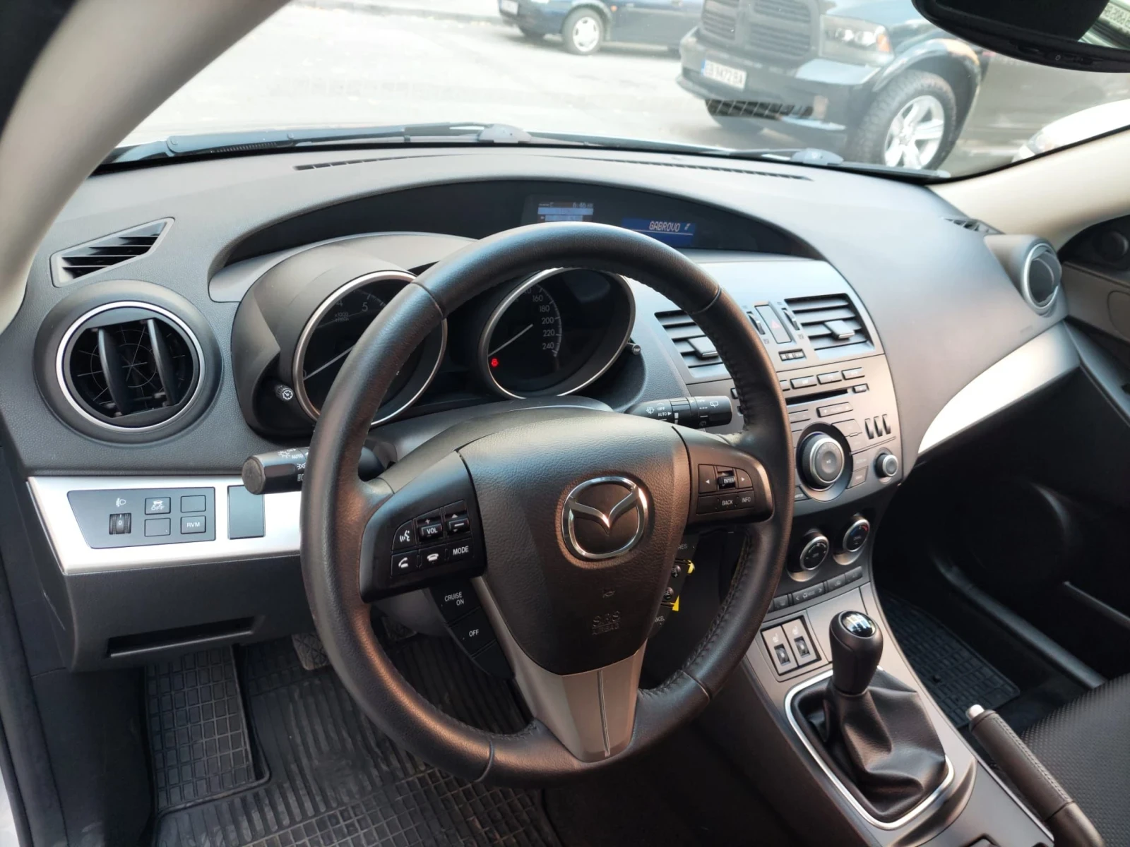 Mazda 3 1.6i 35000km FACELIFT НОВА, снимка 10 - Автомобили и джипове - 56175635