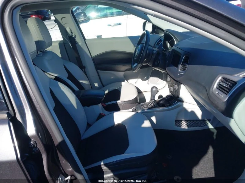 Jeep Compass 2.4L I-4 VVT, 180HP 4X4 Drive, снимка 12 - Автомобили и джипове - 53574626