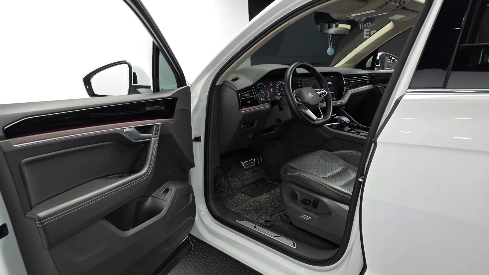 VW Touareg, снимка 6 - Автомобили и джипове - 56713383