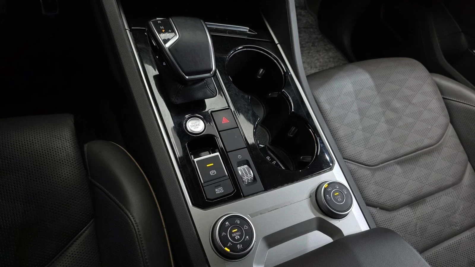 VW Touareg, снимка 15 - Автомобили и джипове - 56713383