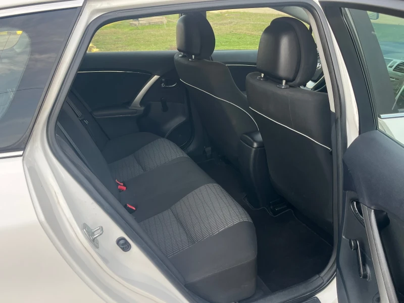 Toyota Avensis 1.8i FACELIFT , снимка 13 - Автомобили и джипове - 52941948