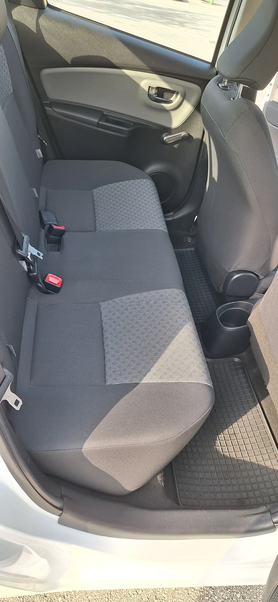 Toyota Yaris 1.33 VVT-I, снимка 12 - Автомобили и джипове - 53751417