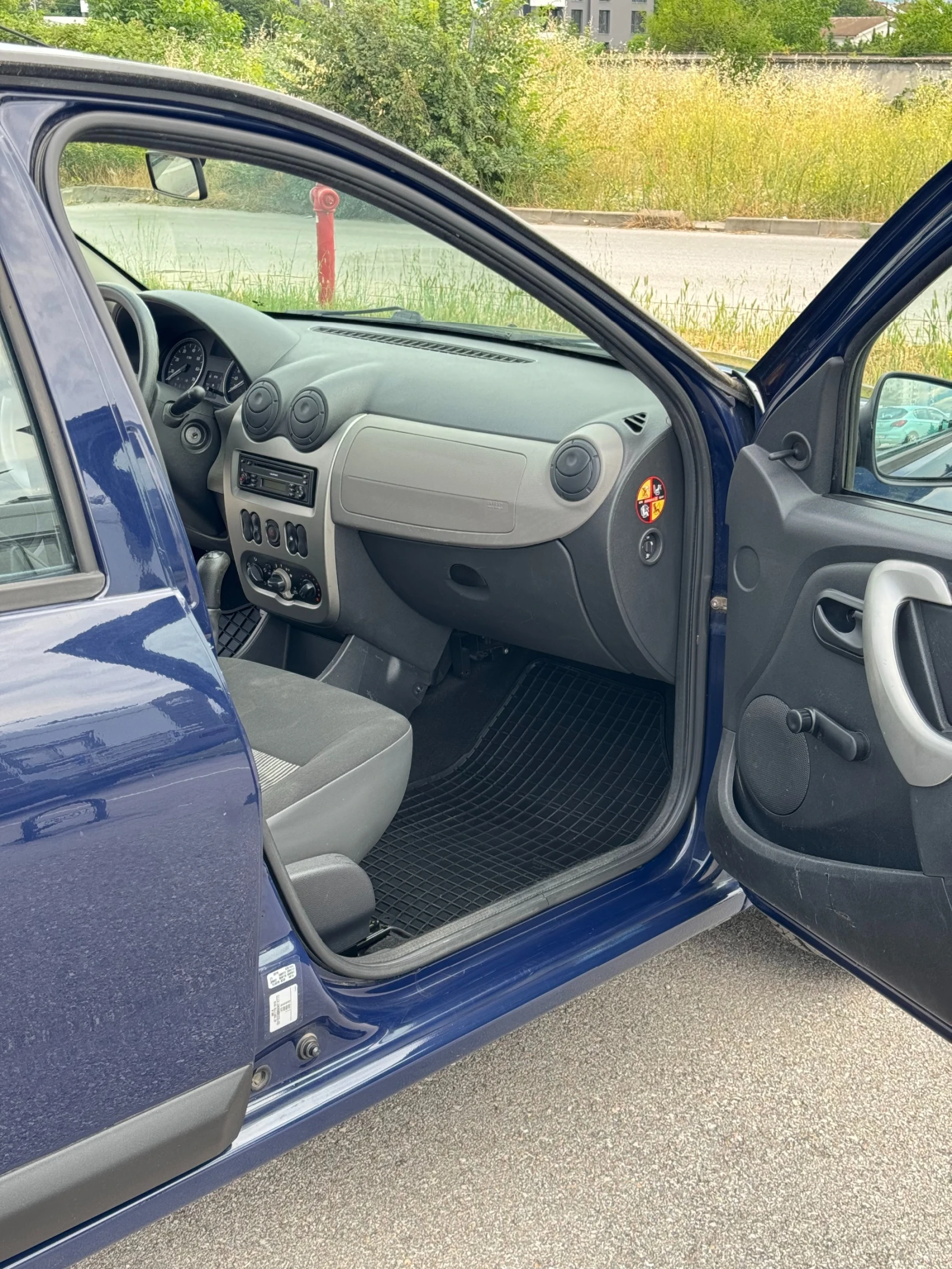 Dacia Sandero 1.2i 75кс, снимка 8 - Автомобили и джипове - 55037162
