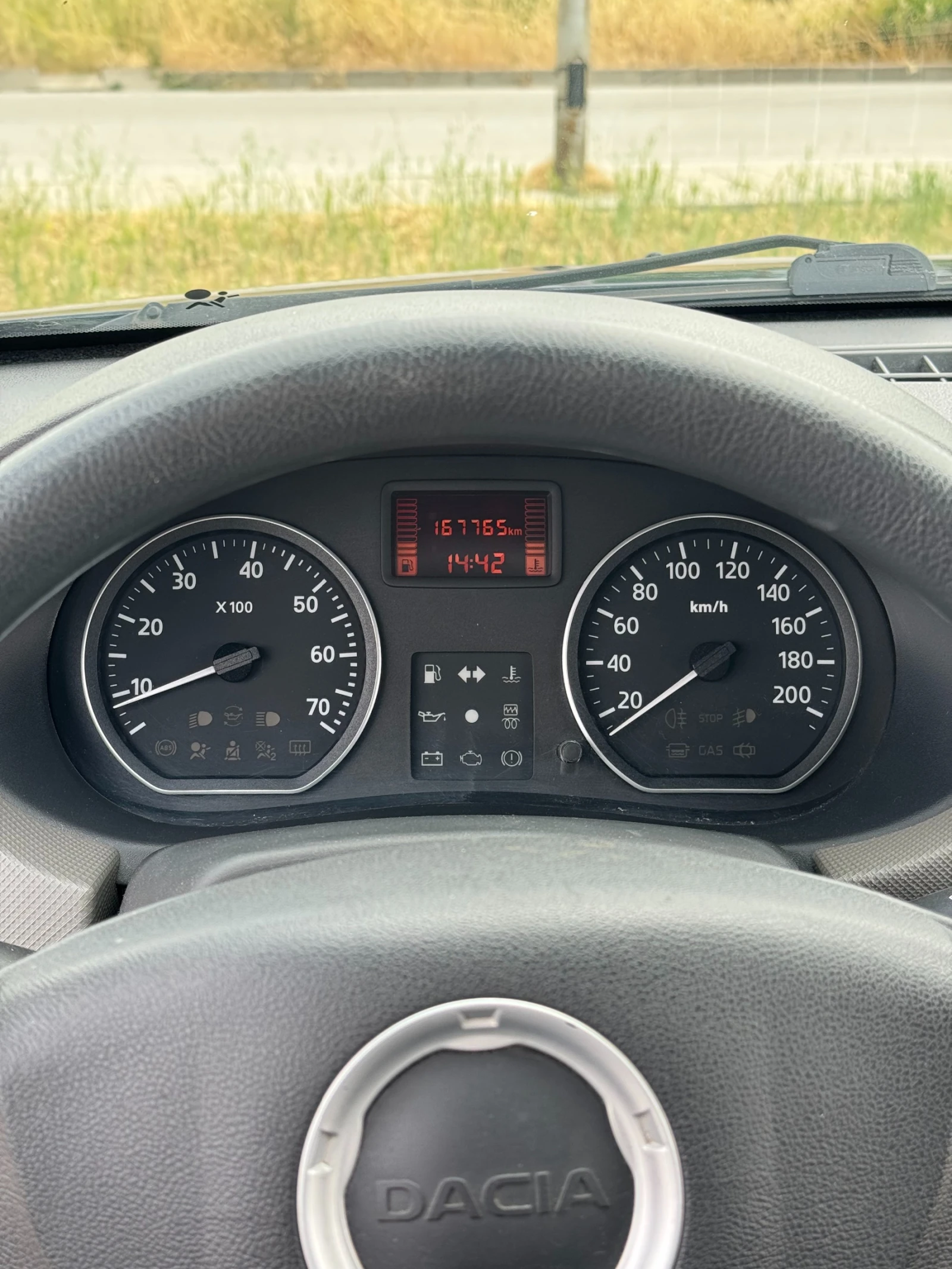 Dacia Sandero 1.2i 75кс, снимка 11 - Автомобили и джипове - 55037162