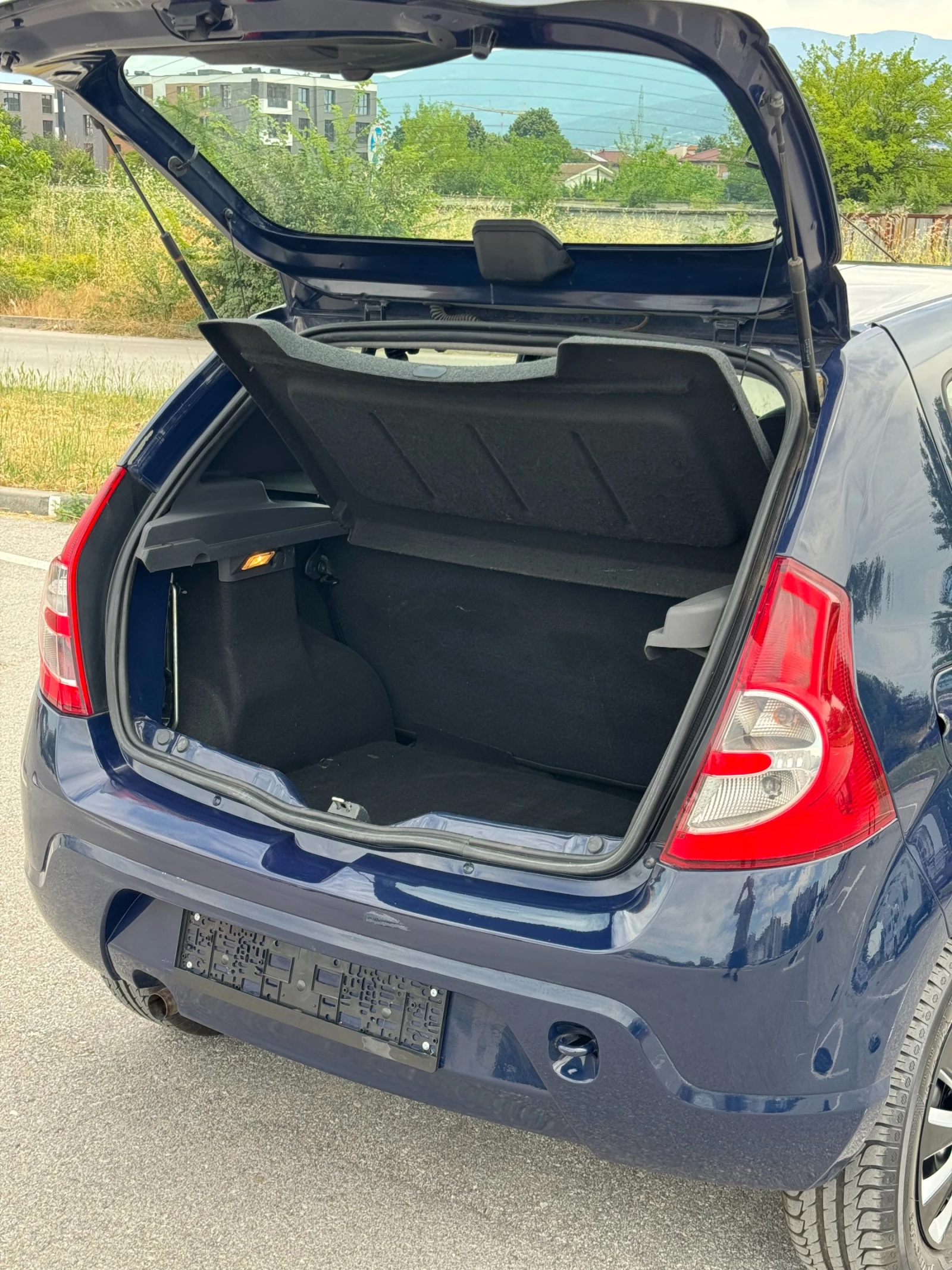 Dacia Sandero 1.2i 75кс, снимка 13 - Автомобили и джипове - 55037162