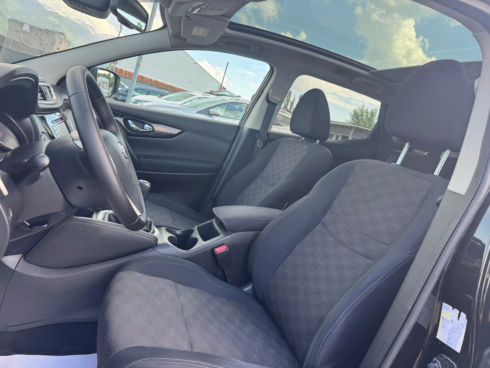 Nissan Qashqai 1.5 DCI Tekna, снимка 13 - Автомобили и джипове - 54709212