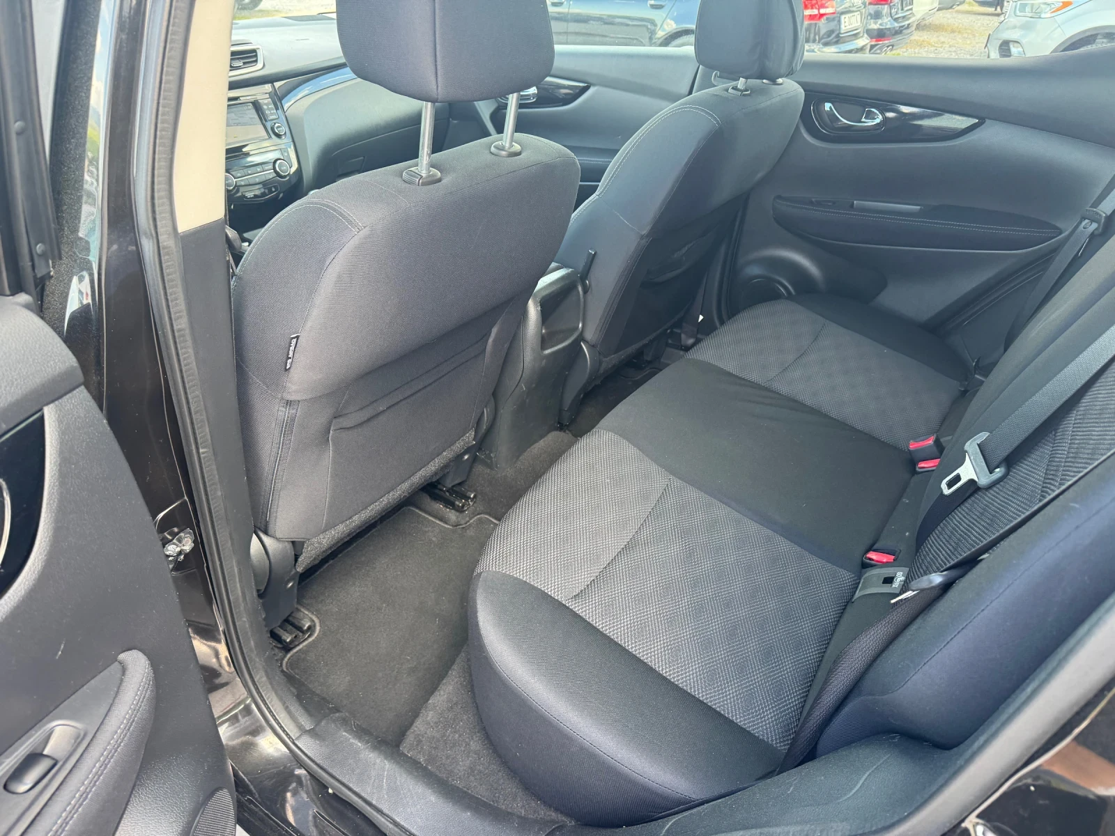 Nissan Qashqai 1.5 DCI Tekna, снимка 11 - Автомобили и джипове - 54709212