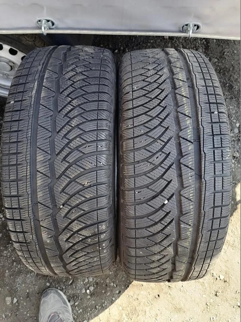 Гуми Зимни 235/55R17, снимка 1 - Гуми и джанти - 32080057