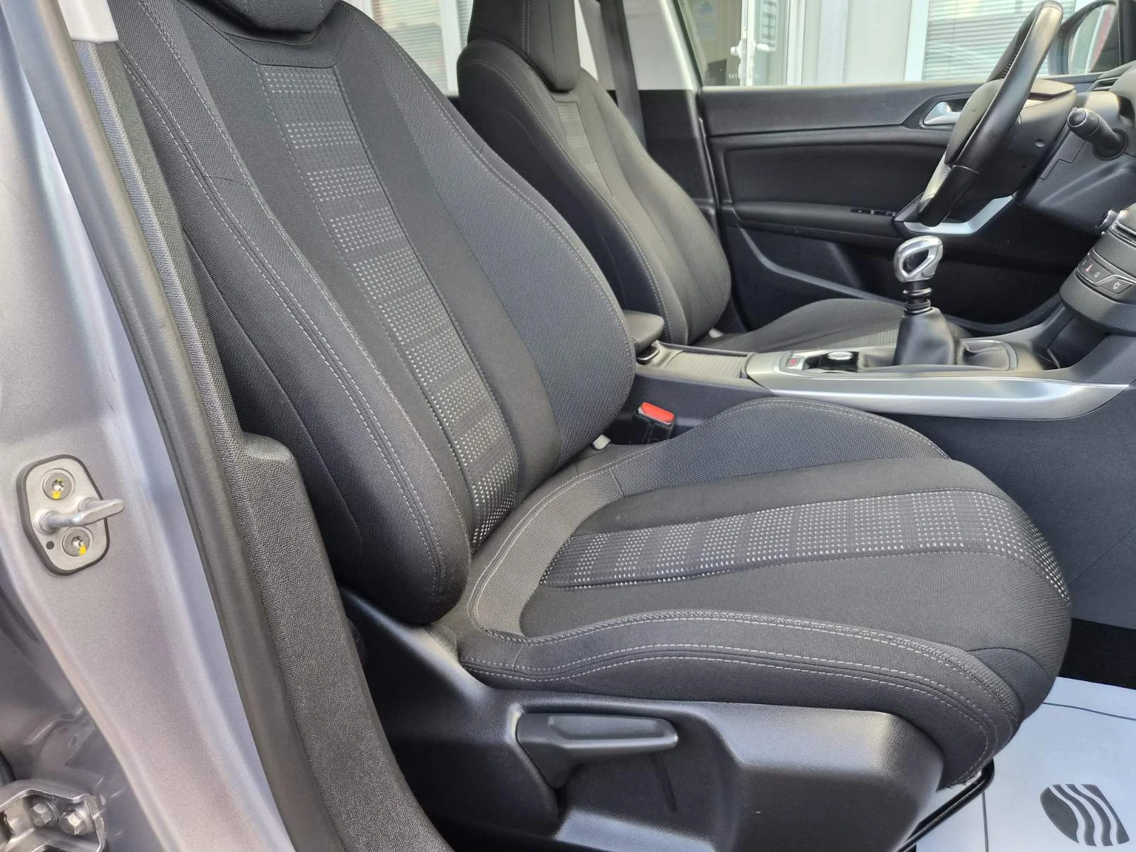 Peugeot 308 1.6HDI-EURO 6, снимка 11 - Автомобили и джипове - 55071571