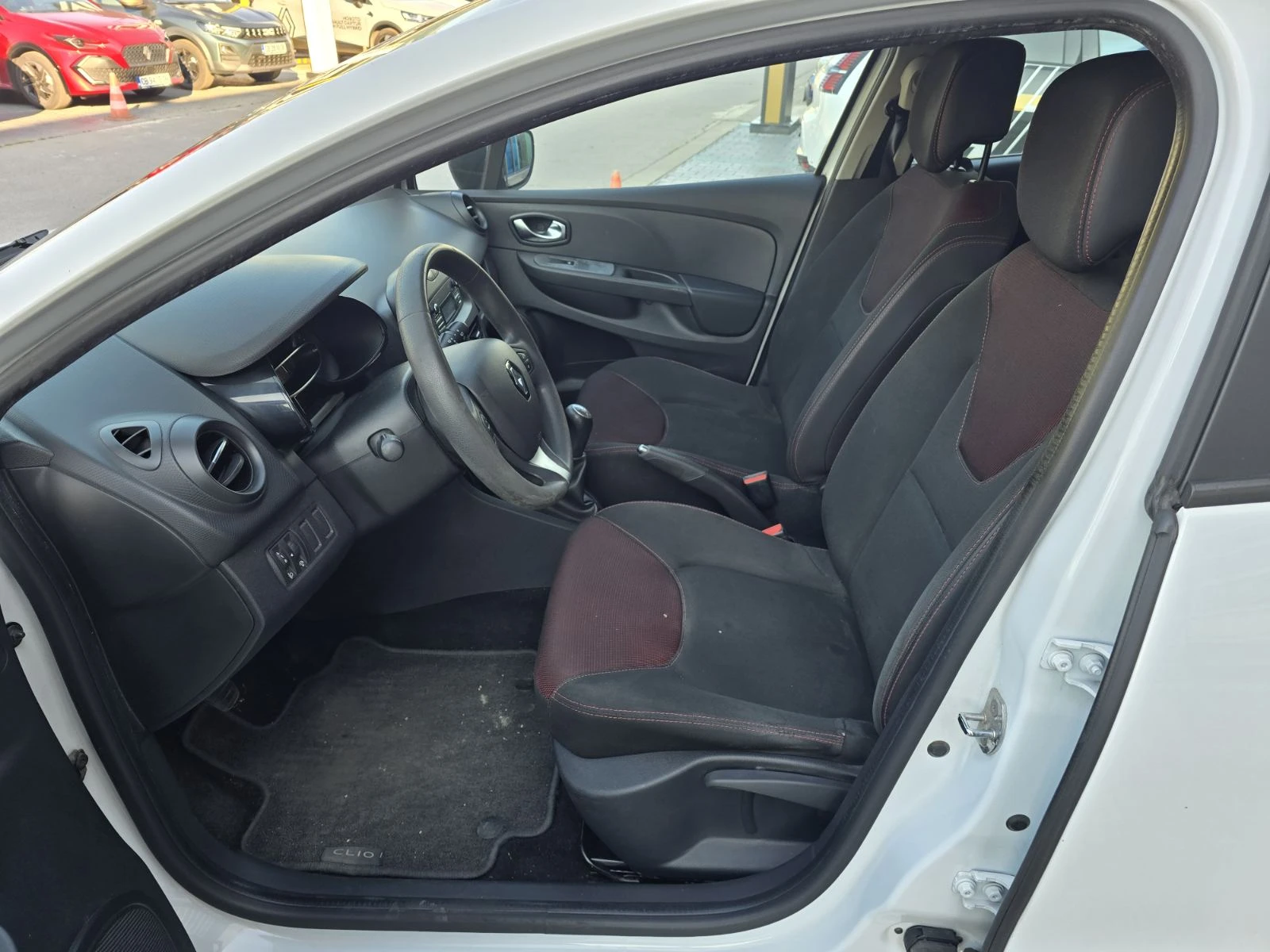 Renault Clio Омникар Ауто ООД е най-значимият оторизиран дилър , снимка 11 - Автомобили и джипове - 55456866