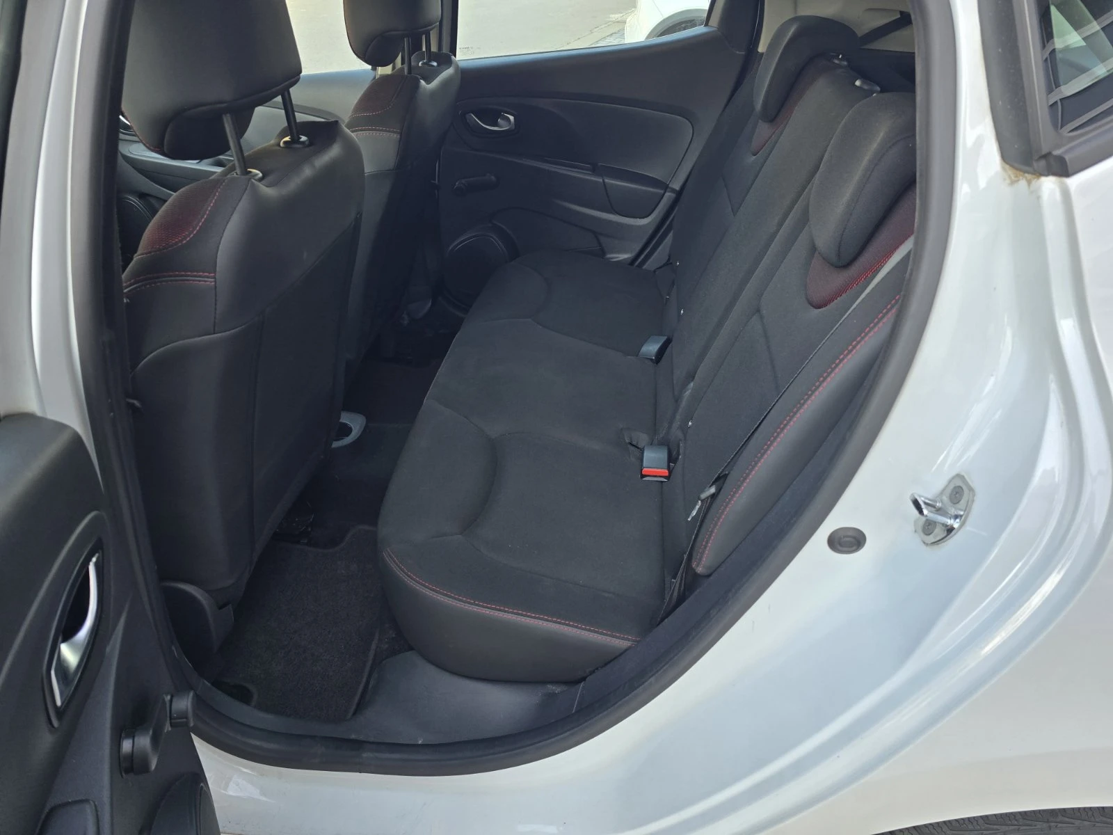 Renault Clio Омникар Ауто ООД е най-значимият оторизиран дилър , снимка 12 - Автомобили и джипове - 55456866