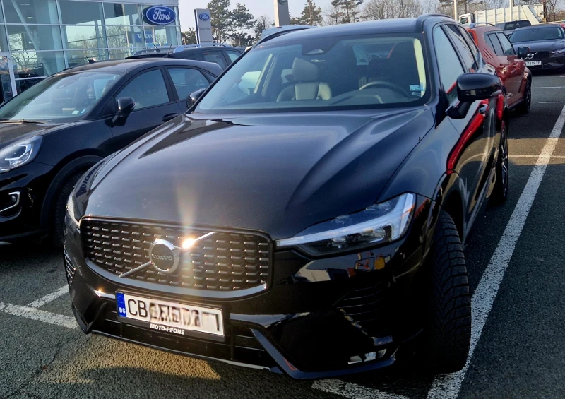 Volvo XC60 PLUS DARK B5 Mild Hybrid AWD, снимка 4 - Автомобили и джипове - 49157198