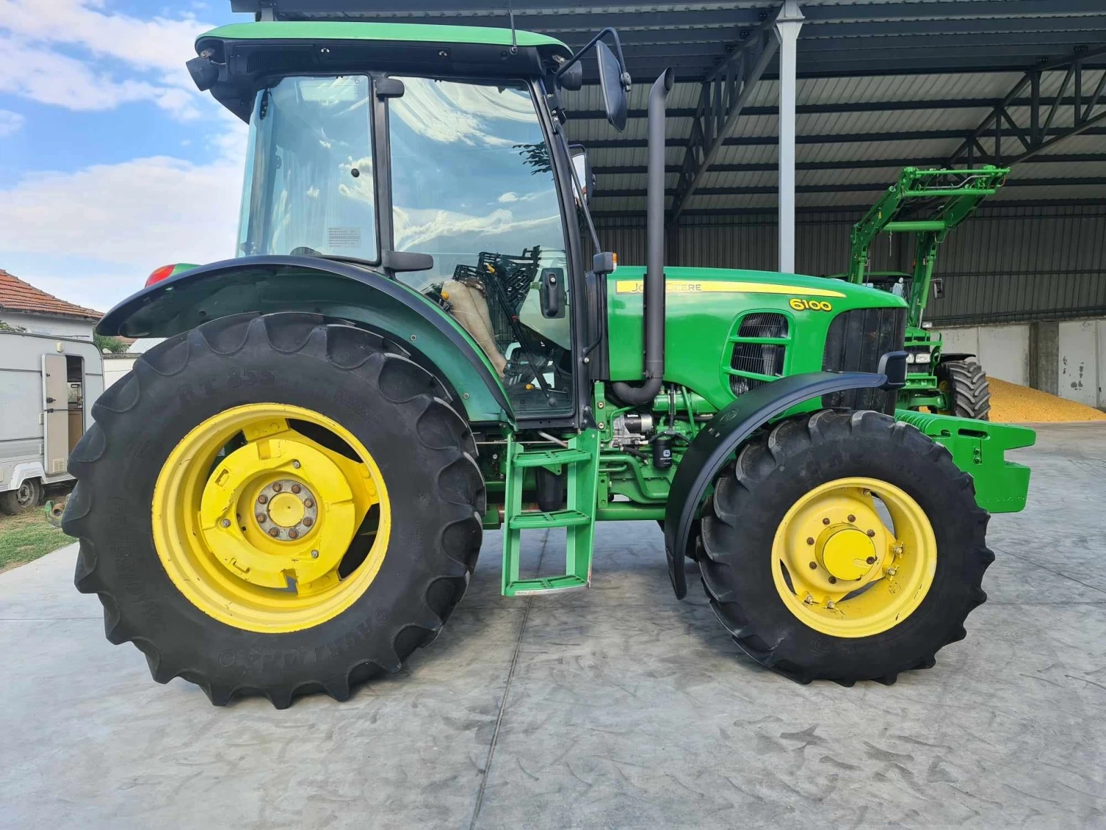 Трактор John Deere 6100 - изображение 2