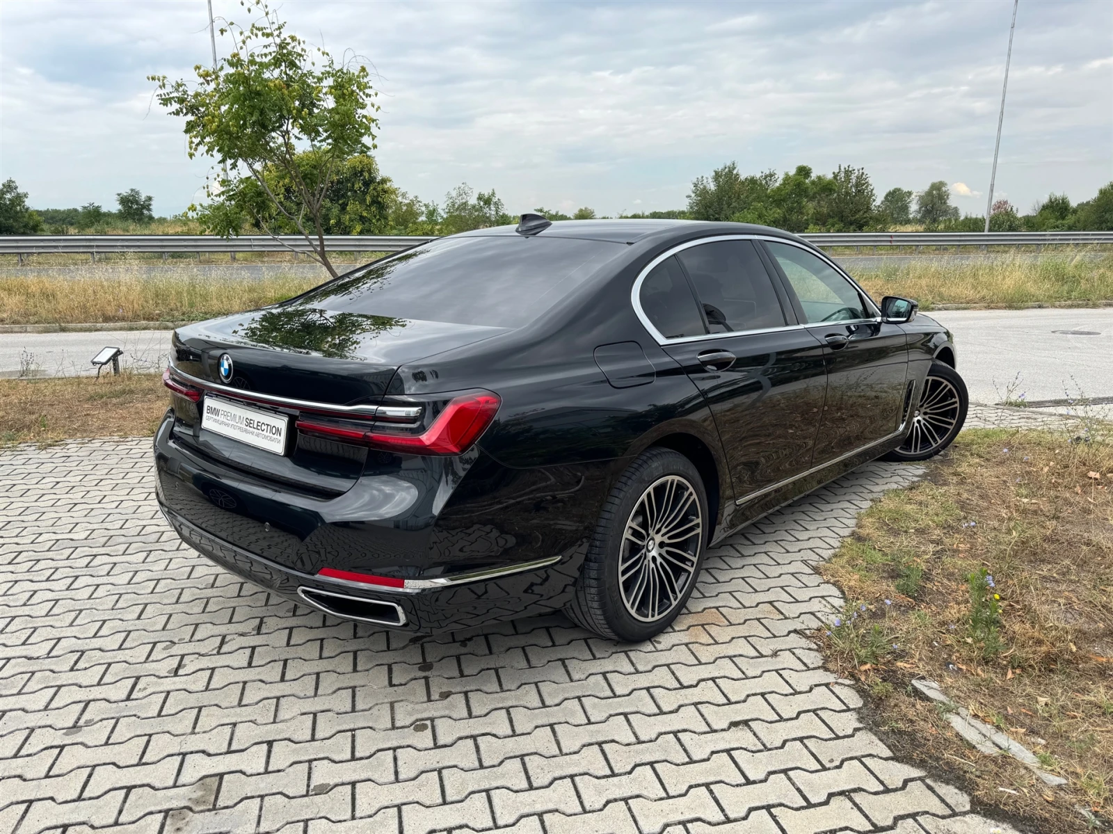 BMW 740 xDrive - изображение 2