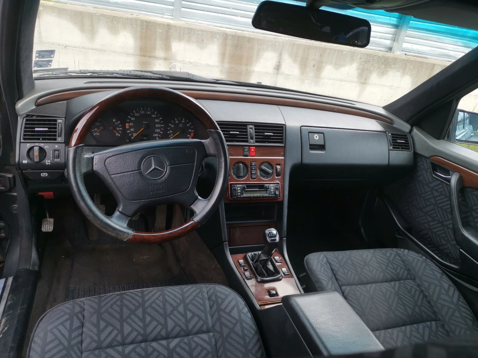 Mercedes-Benz C 180, снимка 6 - Автомобили и джипове - 54084230