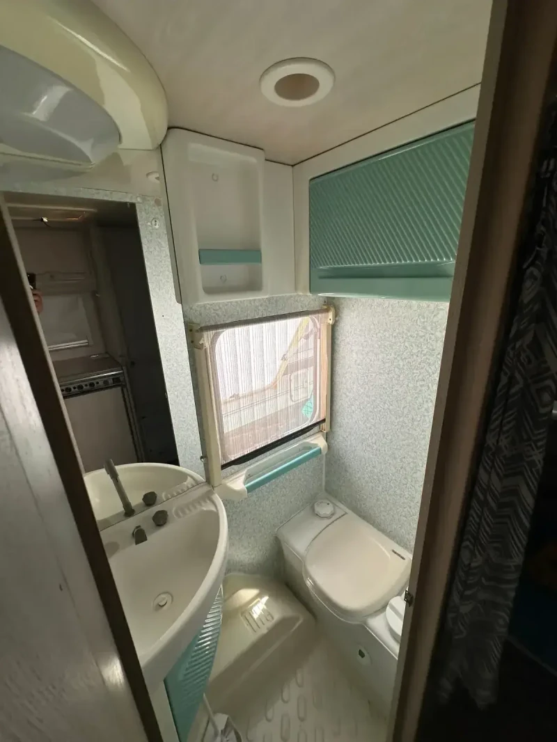 Каравана Caravelair Bamba 430 TN Luxe, снимка 8 - Каравани и кемпери - 48630466