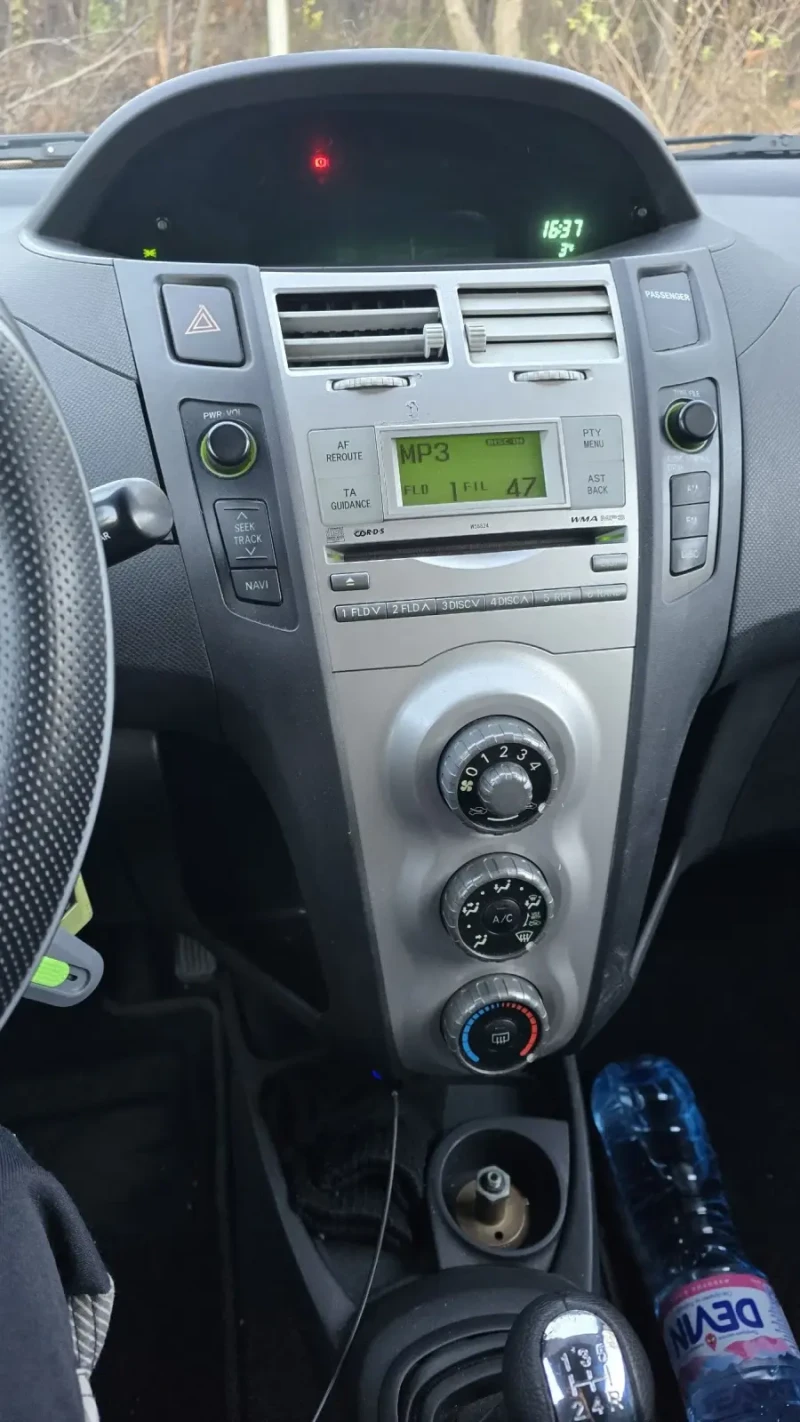 Toyota Yaris 1.3, снимка 10 - Автомобили и джипове - 48107782