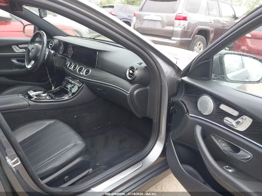 Mercedes-Benz E 300 4MATIC BURMESTER/ПОДГРЕВИ/ДВОЙНА ПАНОРАМА/КОЖА - изображение 7