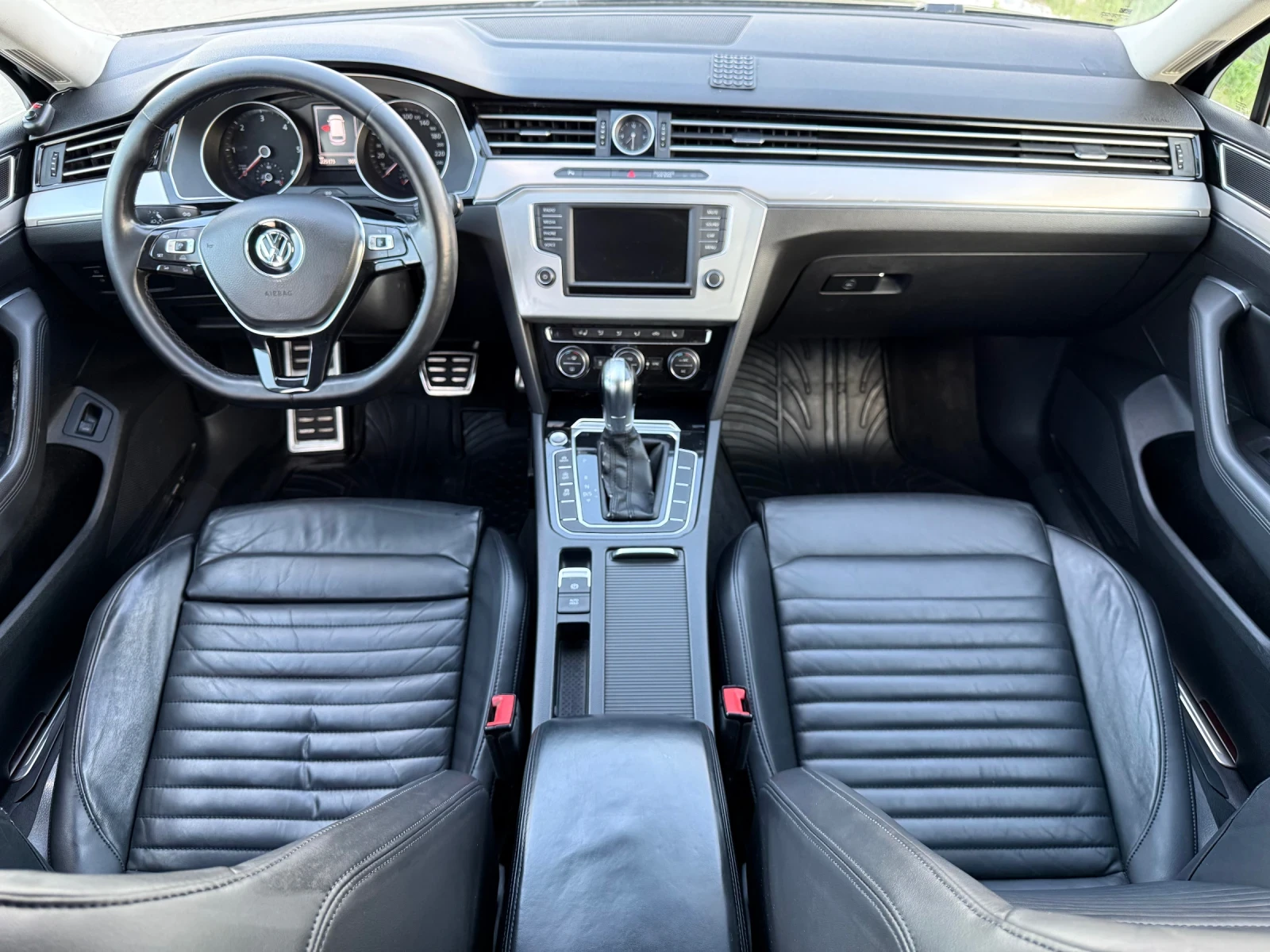 VW Passat 2.0 TDI 190к.с HIGHLINE / LED / KOJA / DISTRONIC , снимка 8 - Автомобили и джипове - 54347106