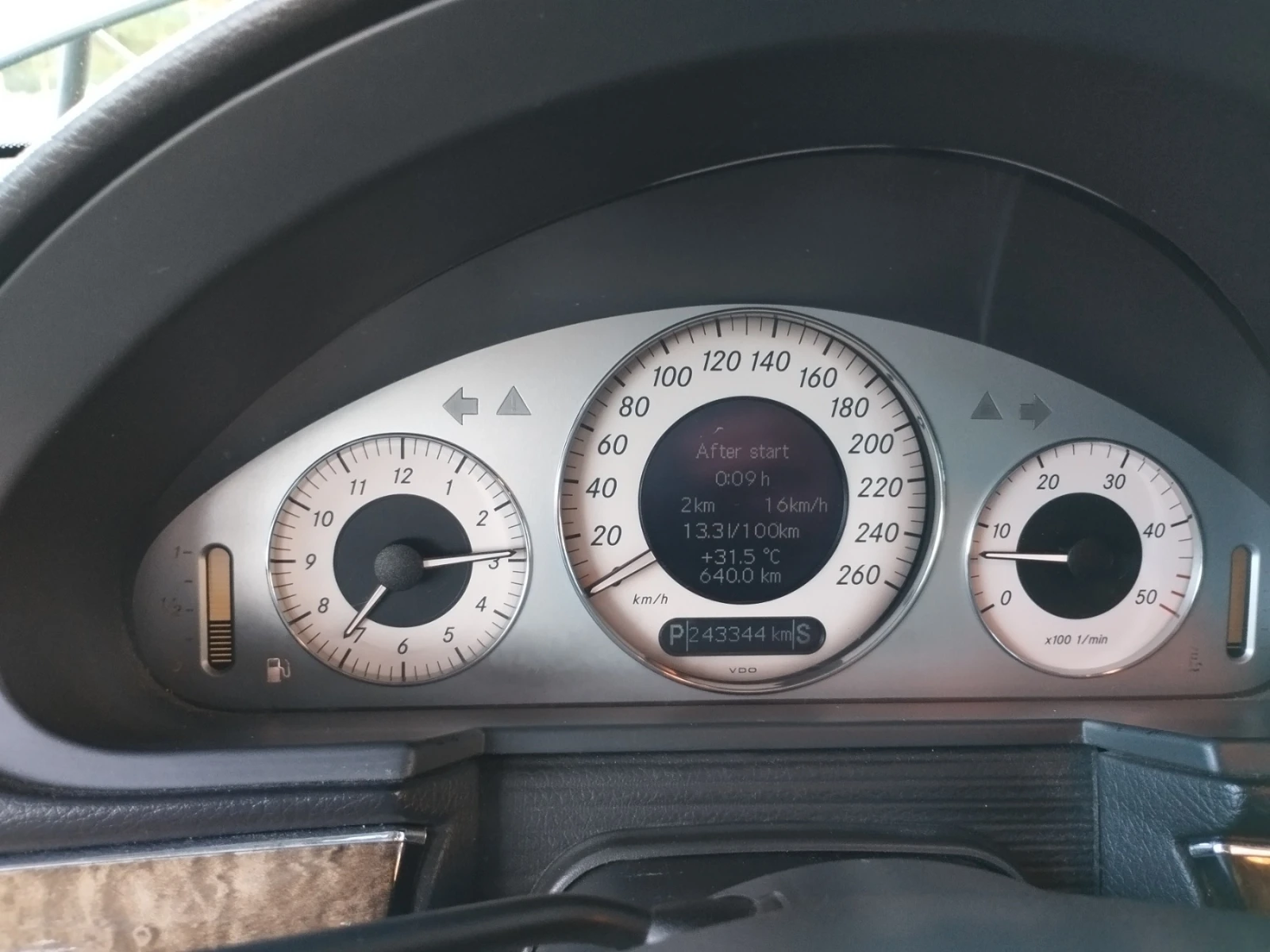 Mercedes-Benz E 320 CDI/ПЕРФЕКТНА, снимка 12 - Автомобили и джипове - 56050570