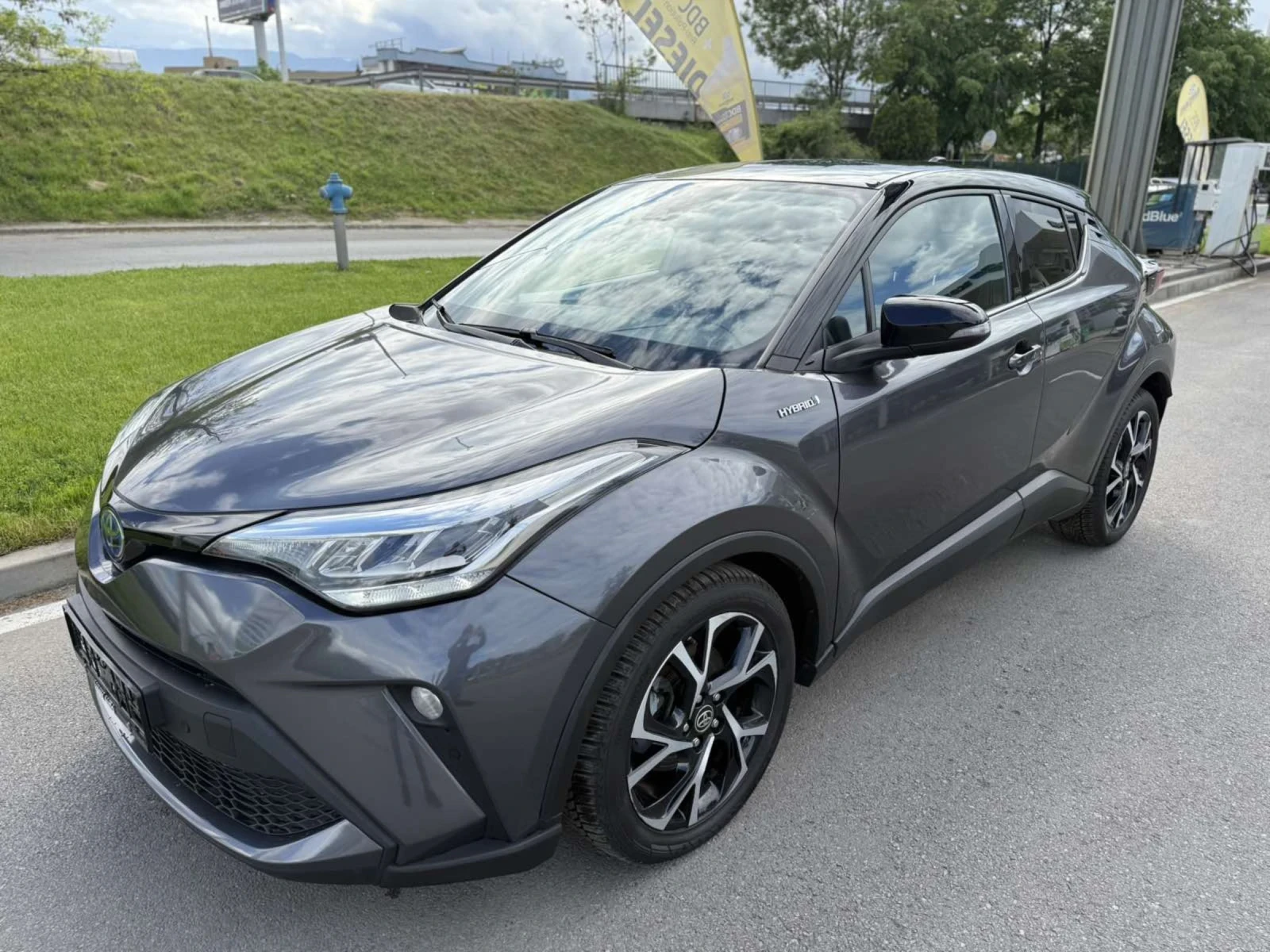 Toyota C-HR HYBRID BI Tone 2.0 184к.с НОВ