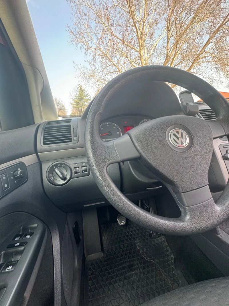 VW Touran 1.9 Tdi, снимка 11 - Автомобили и джипове - 49515956