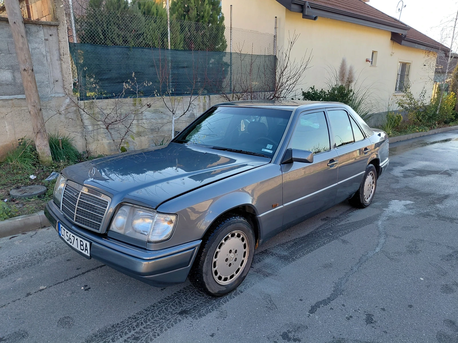 Mercedes-Benz E 200, снимка 1