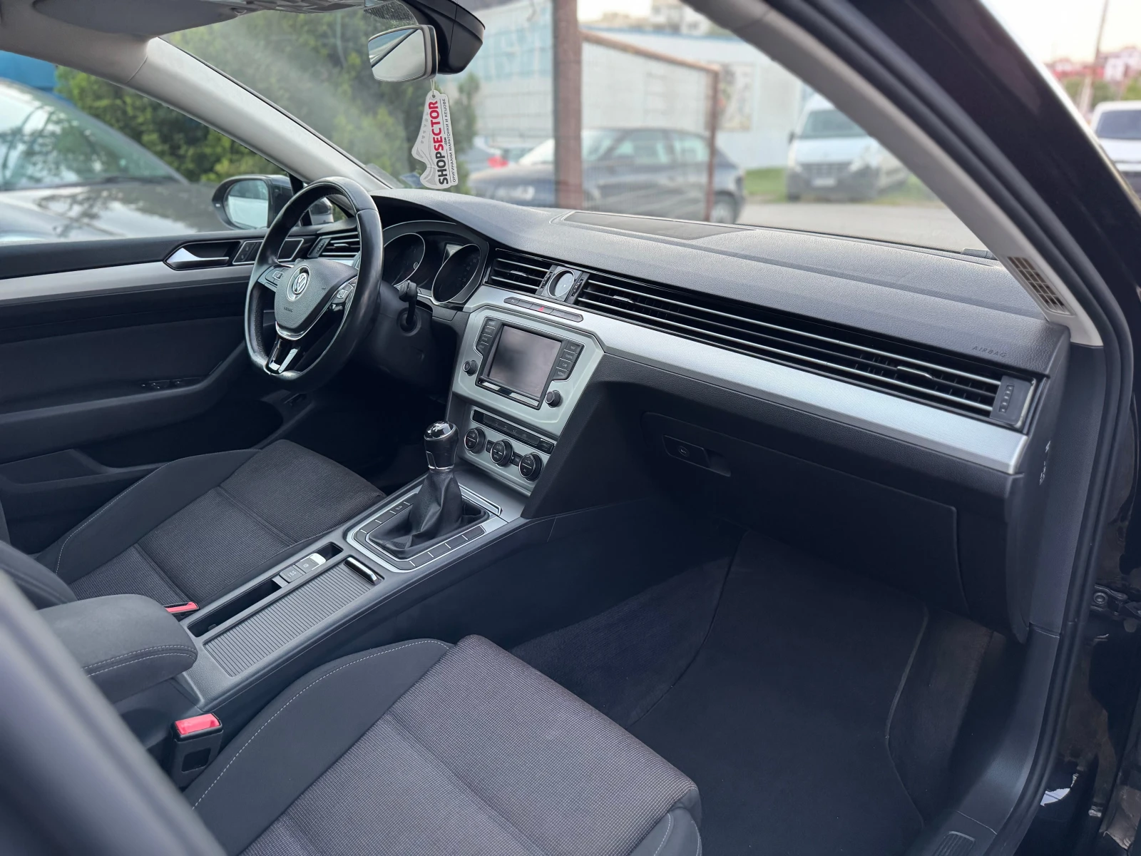 VW Passat 1.6TDI* NAVI, снимка 9 - Автомобили и джипове - 54712469